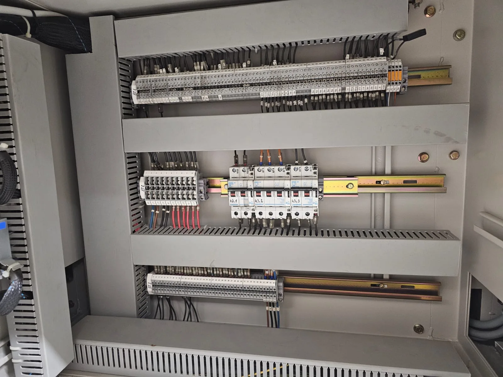 Bedrading, klemmenstroken en beveiligingscomponenten in een elektrisch paneel